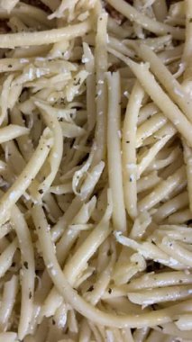 Pasticcio ve kıyma kalıplarının yakın plan çekimleri bir yemek tepsisine yerleştiriliyor. Ev yapımı yemek..