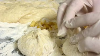 Çiğ hamurdan elde yapılan elmalı turtaların yakın plan çekimi. Ev yemeği..