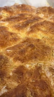 Pişmiş yiyecekleri pişirme tepsisinde yakın plan çek. Ev yapımı yemek..