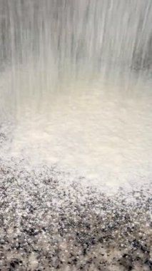 Un tepeden tırnağa dökülüyor. Ev yapımı pişirme..