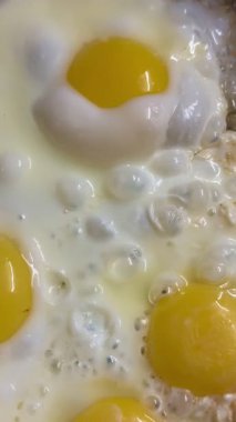 Bitkisel yağda kızartılmış yumurta. Evde lezzetli yemekler pişirmek..