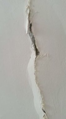 Kırık, beyaz küf ve küfle büyüyen hasarlı bir duvarın yakın çekimi. Küf ve küf insan sağlığına zararlıdır..