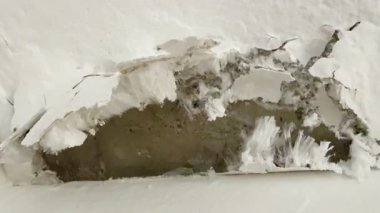Kırık, beyaz küf ve küfle büyüyen hasarlı bir duvarın yakın çekimi. Küf ve küf insan sağlığına zararlıdır..