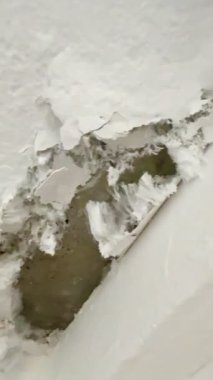 Kırık, beyaz küf ve küfle büyüyen hasarlı bir duvarın yakın çekimi. Küf ve küf insan sağlığına zararlıdır..