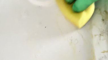 Pişirdikten sonra fırını temizleyen eski kirli bir gaz sobasının yakın çekimi. Ev temizliği.