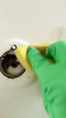 Pişirdikten sonra fırını temizleyen eski kirli bir gaz sobasının yakın çekimi. Ev temizliği.