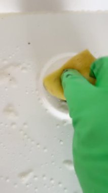 Pişirdikten sonra fırını temizleyen eski kirli bir gaz sobasının yakın çekimi. Ev temizliği.