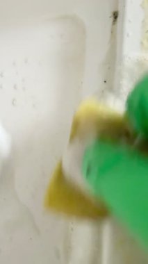 Pişirdikten sonra fırını temizleyen eski kirli bir gaz sobasının yakın çekimi. Ev temizliği.