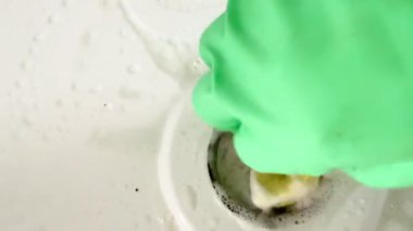 Pişirdikten sonra fırını temizleyen eski kirli bir gaz sobasının yakın çekimi. Ev temizliği.