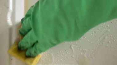 Pişirdikten sonra fırını temizleyen eski kirli bir gaz sobasının yakın çekimi. Ev temizliği.