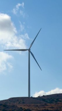 Alternatif elektrik üretimi, güneş panelleri, rüzgar enerjisi üretimi. Doğal kaynaklardan gelen elektrik üretim sistemi, yenilenebilir enerji.