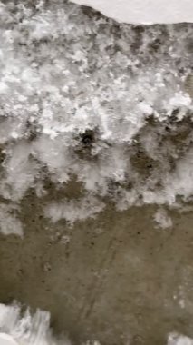 Kırık, beyaz küf ve küfle büyüyen hasarlı bir duvarın yakın çekimi. Küf ve küf insan sağlığına zararlıdır..