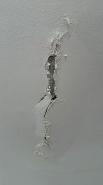 Kırık, beyaz küf ve küfle büyüyen hasarlı bir duvarın yakın çekimi. Küf ve küf insan sağlığına zararlıdır..