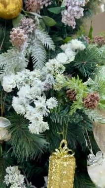 Noel süsleri ve yılbaşı ağacı süsleri. Yeni yılın ev dekorasyonları.