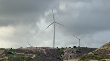 Alternatif elektrik üretimi, rüzgar enerjisi üretimi. Doğal kaynaklardan gelen elektrik üretim sistemi, yenilenebilir enerji.