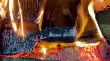 Yakacak odunlara yakın çekim. Şöminede yanan odunların yakın plan çekimi.