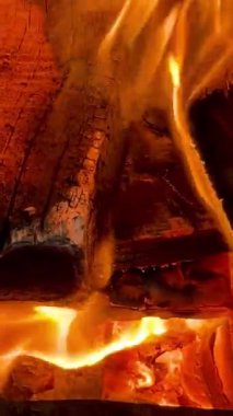 Yakacak odunlara yakın çekim. Şöminede yanan odunların yakın plan çekimi.