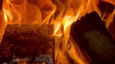 Yakacak odunlara yakın çekim. Şöminede yanan odunların yakın plan çekimi.