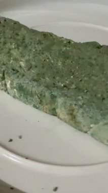 Küflü ekmeğin yakın plan çekimi. Uzun vadeli ve uygunsuz depolama nedeniyle mavi küf kaplı fırınlanmış mallar.