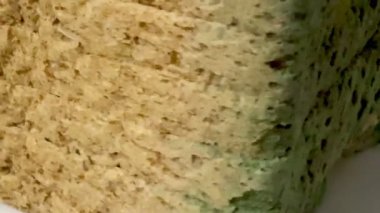 Küflü ekmeğin yakın plan çekimi. Uzun vadeli ve uygunsuz depolama nedeniyle mavi küf kaplı fırınlanmış mallar.