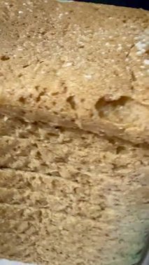 Küflü ekmeğin yakın plan çekimi. Uzun vadeli ve uygunsuz depolama nedeniyle mavi küf kaplı fırınlanmış mallar.