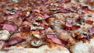 Peynirli, jambonlu ve mantarlı büyük klasik bir pizza. Lezzetli, besleyici ve hızlı bir yemek..