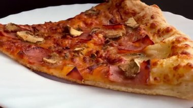 Peynirli, jambonlu ve mantarlı büyük klasik bir pizza. Lezzetli, besleyici ve hızlı bir yemek..