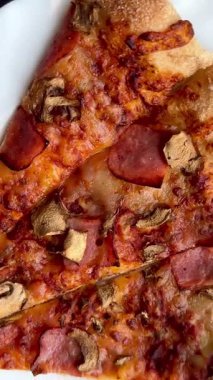 Peynirli, jambonlu ve mantarlı büyük klasik bir pizza. Lezzetli, besleyici ve hızlı bir yemek..