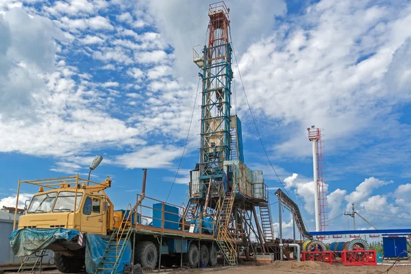 Mobile drilling rig in the oil field — Stock Photo, Image