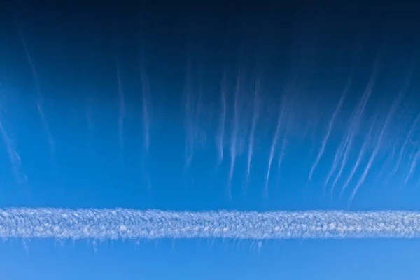 Contrails van vliegtuigen in de lucht — Stockfoto