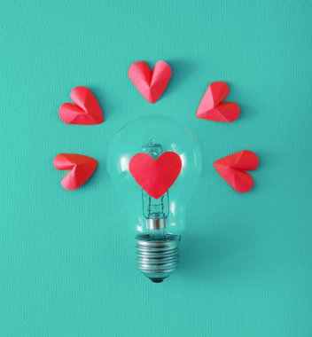 Mavi arka planda kalpleri olan ampul.