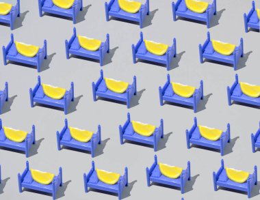 Mor bir yatakta yatan sarı bir limon. Gri bir arka planda desen var. Yaz kompozisyonu.