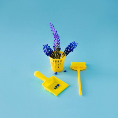 Süpürge ve kürekle bahar çiçekleri topluyorum. En basit fikir.