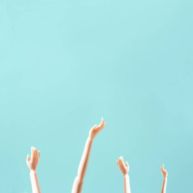 Halkın elini kaldır. Neşe. Boşluğu kopyalamak için bir yer. Salgının sonu geldi. Mavi arkaplan.