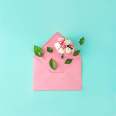 Pembe bir zarftan çiçekler çıkıyor. Biedermeier. Mavi arka plan. Gül Yaprakları.