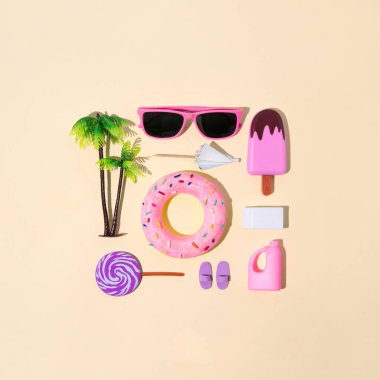 Yaz kadınları plajı ve pembe ve mor renkli güneş aksesuarları. Çıplak arkaplan. Bir küpün içine yerleştirilmiş.