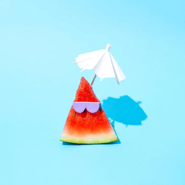 Wassermelonenscheiben Mit Gläsern Und Einem Weißen Regenschirm Auf Blauem Hintergrund — Stockfoto