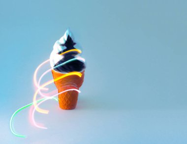 Fenerlerden gelen ışık çizgileri olan dondurma. Yaz partisi. Mavi arka planda asgari estetik.