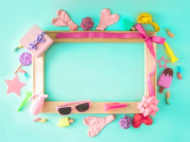 Mesaj için yeri olan bir parti kutusu. Parti konfetisiyle. Turkuaz bir arkaplanda.