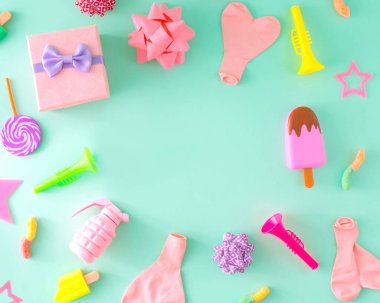 Metin boşluğu ve parti konfetileri. Turkuaz bir arkaplanda.