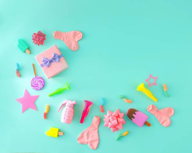 Mesaj atmak ve parti için konfeti hazırlamak için yer var. Turkuaz bir arkaplanda.