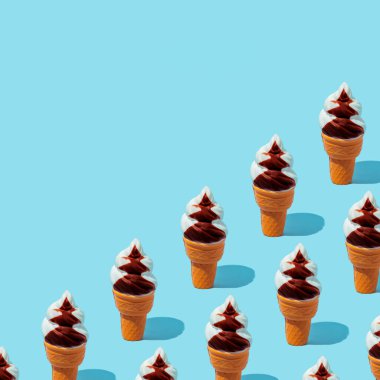 Dondurma kalıbı mavi arka planda bir külahta. Metin uzayı. Yaz asgari bileşimi.