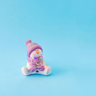 Fenerli Pamuk Prenses kışın en düşük kompozisyonda Noel arkaplanında.