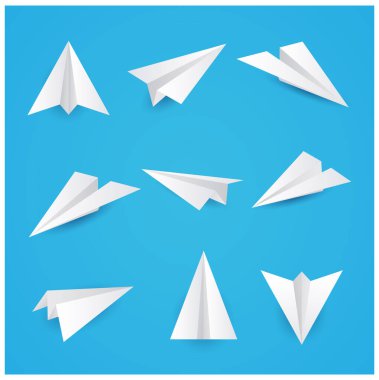 Mavi arkaplanda beyaz bulutlu kağıt origami