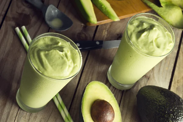 Avocado Shakes of Smoothies in glazen met ingrediënten — Stockfoto