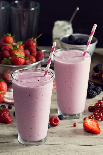 Zwei gemischte Joghurt-Smoothies in Gläsern — Stockfoto