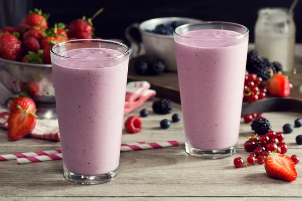 Zwei gemischte Joghurt-Smoothies in Gläsern mit Zutaten — Stockfoto