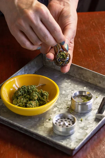 Frauenhände Füllen Glaspfeife Mit Medizinischem Marihuana Oder Hanfblumen Über Tablett — Stockfoto