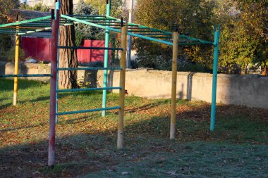 Çocuk parkı, spor aletleri, parkta spor için yatay barlar.