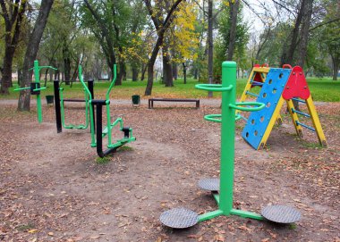 Çocuk parkı, spor aletleri, parkta spor için yatay barlar.